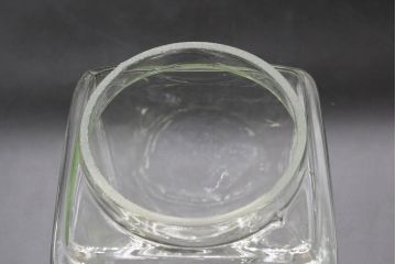 アンティーク雑貨　当時物　デッドストック　アルミ蓋　レトロな雰囲気たっぷりのガラス瓶2個セット(角型、角瓶、キャニスター、硝子、ガラスビン、菓子瓶、フタ付き)(R-076452)