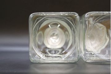 アンティーク雑貨　当時物　デッドストック　アルミ蓋　レトロな雰囲気たっぷりのガラス瓶2個セット(角型、角瓶、キャニスター、硝子、ガラスビン、菓子瓶、フタ付き)(R-076452)