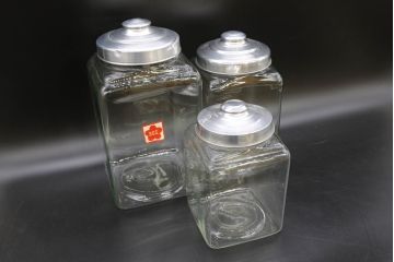 アンティーク雑貨　当時物　デッドストック　アルミ蓋　大・中・小　組み合わせが楽しめる蓋付きガラス瓶3個セット(角瓶、角型、硝子、キャニスター、ガラスビン、菓子瓶、小物入れ、ディスプレイ雑貨、古道具、店舗什器、フタ付き)(R-076453)