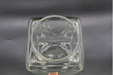 アンティーク雑貨　当時物　デッドストック　アルミ蓋　大・中・小　組み合わせが楽しめる蓋付きガラス瓶3個セット(角瓶、角型、硝子、キャニスター、ガラスビン、菓子瓶、小物入れ、ディスプレイ雑貨、古道具、店舗什器、フタ付き)(R-076453)