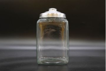 アンティーク雑貨　当時物　デッドストック　アルミ蓋　大・中・小　組み合わせが楽しめる蓋付きガラス瓶3個セット(角瓶、角型、硝子、キャニスター、ガラスビン、菓子瓶、小物入れ、ディスプレイ雑貨、古道具、店舗什器、フタ付き)(R-076453)