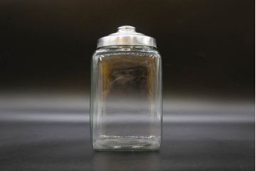 アンティーク雑貨　当時物　デッドストック　アルミ蓋　大・中・小　組み合わせが楽しめる蓋付きガラス瓶3個セット(角瓶、角型、硝子、キャニスター、ガラスビン、菓子瓶、小物入れ、ディスプレイ雑貨、古道具、店舗什器、フタ付き)(R-076453)