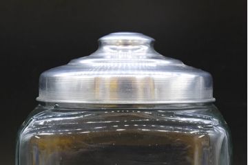 アンティーク雑貨　当時物　デッドストック　アルミ蓋　大・中・小　組み合わせが楽しめる蓋付きガラス瓶3個セット(角瓶、角型、硝子、キャニスター、ガラスビン、菓子瓶、小物入れ、ディスプレイ雑貨、古道具、店舗什器、フタ付き)(R-076453)