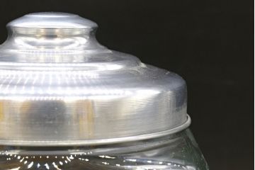 アンティーク雑貨　当時物　デッドストック　アルミ蓋　大・中・小　組み合わせが楽しめる蓋付きガラス瓶3個セット(角瓶、角型、硝子、キャニスター、ガラスビン、菓子瓶、小物入れ、ディスプレイ雑貨、古道具、店舗什器、フタ付き)(R-076453)