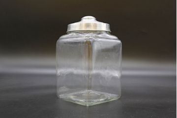 アンティーク雑貨　当時物　デッドストック　アルミ蓋　大・中・小　組み合わせが楽しめる蓋付きガラス瓶3個セット(角瓶、角型、硝子、キャニスター、ガラスビン、菓子瓶、小物入れ、ディスプレイ雑貨、古道具、店舗什器、フタ付き)(R-076453)