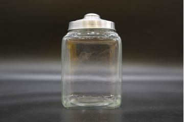 アンティーク雑貨　当時物　デッドストック　アルミ蓋　大・中・小　組み合わせが楽しめる蓋付きガラス瓶3個セット(角瓶、角型、硝子、キャニスター、ガラスビン、菓子瓶、小物入れ、ディスプレイ雑貨、古道具、店舗什器、フタ付き)(R-076453)
