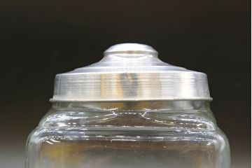 アンティーク雑貨　当時物　デッドストック　アルミ蓋　大・中・小　組み合わせが楽しめる蓋付きガラス瓶3個セット(角瓶、角型、硝子、キャニスター、ガラスビン、菓子瓶、小物入れ、ディスプレイ雑貨、古道具、店舗什器、フタ付き)(R-076453)