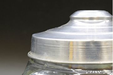 アンティーク雑貨　当時物　デッドストック　アルミ蓋　大・中・小　組み合わせが楽しめる蓋付きガラス瓶3個セット(角瓶、角型、硝子、キャニスター、ガラスビン、菓子瓶、小物入れ、ディスプレイ雑貨、古道具、店舗什器、フタ付き)(R-076453)