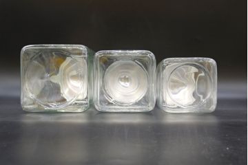 アンティーク雑貨　当時物　デッドストック　アルミ蓋　大・中・小　組み合わせが楽しめる蓋付きガラス瓶3個セット(角瓶、角型、硝子、キャニスター、ガラスビン、菓子瓶、小物入れ、ディスプレイ雑貨、古道具、店舗什器、フタ付き)(R-076453)