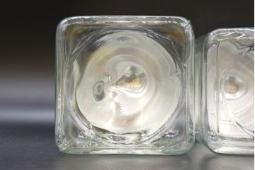 アンティーク雑貨　当時物　デッドストック　アルミ蓋　大・中・小　組み合わせが楽しめる蓋付きガラス瓶3個セット(角瓶、角型、硝子、キャニスター、ガラスビン、菓子瓶、小物入れ、ディスプレイ雑貨、古道具、店舗什器、フタ付き)(R-076453)