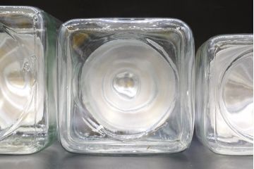アンティーク雑貨　当時物　デッドストック　アルミ蓋　大・中・小　組み合わせが楽しめる蓋付きガラス瓶3個セット(角瓶、角型、硝子、キャニスター、ガラスビン、菓子瓶、小物入れ、ディスプレイ雑貨、古道具、店舗什器、フタ付き)(R-076453)