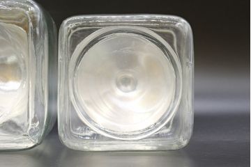 アンティーク雑貨　当時物　デッドストック　アルミ蓋　大・中・小　組み合わせが楽しめる蓋付きガラス瓶3個セット(角瓶、角型、硝子、キャニスター、ガラスビン、菓子瓶、小物入れ、ディスプレイ雑貨、古道具、店舗什器、フタ付き)(R-076453)