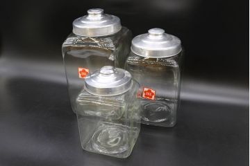 アンティーク雑貨　当時物　デッドストック　アルミ蓋　大・中・小　色々な用途に使える蓋付きガラス瓶3個セット(角瓶、角型、キャニスター、ガラスビン、菓子瓶、硝子、小物入れ、ディスプレイ雑貨、古道具、店舗什器、フタ付き)(R-076454)