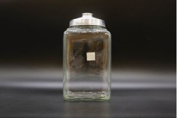 アンティーク雑貨　当時物　デッドストック　アルミ蓋　大・中・小　色々な用途に使える蓋付きガラス瓶3個セット(角瓶、角型、キャニスター、ガラスビン、菓子瓶、硝子、小物入れ、ディスプレイ雑貨、古道具、店舗什器、フタ付き)(R-076454)