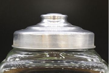 アンティーク雑貨　当時物　デッドストック　アルミ蓋　大・中・小　色々な用途に使える蓋付きガラス瓶3個セット(角瓶、角型、キャニスター、ガラスビン、菓子瓶、硝子、小物入れ、ディスプレイ雑貨、古道具、店舗什器、フタ付き)(R-076454)