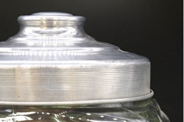 アンティーク雑貨　当時物　デッドストック　アルミ蓋　大・中・小　色々な用途に使える蓋付きガラス瓶3個セット(角瓶、角型、キャニスター、ガラスビン、菓子瓶、硝子、小物入れ、ディスプレイ雑貨、古道具、店舗什器、フタ付き)(R-076454)