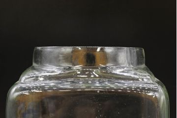 アンティーク雑貨　当時物　デッドストック　アルミ蓋　大・中・小　色々な用途に使える蓋付きガラス瓶3個セット(角瓶、角型、キャニスター、ガラスビン、菓子瓶、硝子、小物入れ、ディスプレイ雑貨、古道具、店舗什器、フタ付き)(R-076454)