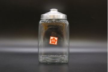 アンティーク雑貨　当時物　デッドストック　アルミ蓋　大・中・小　色々な用途に使える蓋付きガラス瓶3個セット(角瓶、角型、キャニスター、ガラスビン、菓子瓶、硝子、小物入れ、ディスプレイ雑貨、古道具、店舗什器、フタ付き)(R-076454)
