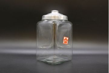 アンティーク雑貨　当時物　デッドストック　アルミ蓋　大・中・小　色々な用途に使える蓋付きガラス瓶3個セット(角瓶、角型、キャニスター、ガラスビン、菓子瓶、硝子、小物入れ、ディスプレイ雑貨、古道具、店舗什器、フタ付き)(R-076454)