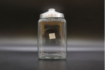 アンティーク雑貨　当時物　デッドストック　アルミ蓋　大・中・小　色々な用途に使える蓋付きガラス瓶3個セット(角瓶、角型、キャニスター、ガラスビン、菓子瓶、硝子、小物入れ、ディスプレイ雑貨、古道具、店舗什器、フタ付き)(R-076454)