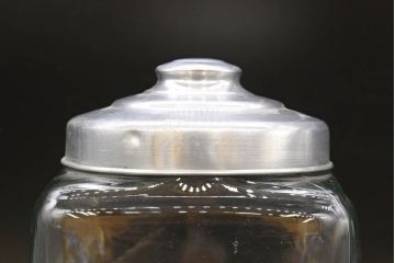 アンティーク雑貨　当時物　デッドストック　アルミ蓋　大・中・小　色々な用途に使える蓋付きガラス瓶3個セット(角瓶、角型、キャニスター、ガラスビン、菓子瓶、硝子、小物入れ、ディスプレイ雑貨、古道具、店舗什器、フタ付き)(R-076454)