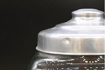 アンティーク雑貨　当時物　デッドストック　アルミ蓋　大・中・小　色々な用途に使える蓋付きガラス瓶3個セット(角瓶、角型、キャニスター、ガラスビン、菓子瓶、硝子、小物入れ、ディスプレイ雑貨、古道具、店舗什器、フタ付き)(R-076454)