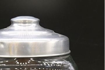 アンティーク雑貨　当時物　デッドストック　アルミ蓋　大・中・小　色々な用途に使える蓋付きガラス瓶3個セット(角瓶、角型、キャニスター、ガラスビン、菓子瓶、硝子、小物入れ、ディスプレイ雑貨、古道具、店舗什器、フタ付き)(R-076454)