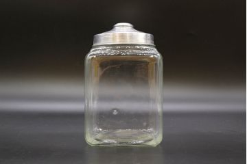アンティーク雑貨　当時物　デッドストック　アルミ蓋　大・中・小　色々な用途に使える蓋付きガラス瓶3個セット(角瓶、角型、キャニスター、ガラスビン、菓子瓶、硝子、小物入れ、ディスプレイ雑貨、古道具、店舗什器、フタ付き)(R-076454)