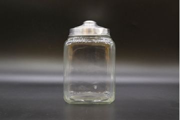 アンティーク雑貨　当時物　デッドストック　アルミ蓋　大・中・小　色々な用途に使える蓋付きガラス瓶3個セット(角瓶、角型、キャニスター、ガラスビン、菓子瓶、硝子、小物入れ、ディスプレイ雑貨、古道具、店舗什器、フタ付き)(R-076454)