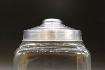 アンティーク雑貨　当時物　デッドストック　アルミ蓋　大・中・小　色々な用途に使える蓋付きガラス瓶3個セット(角瓶、角型、キャニスター、ガラスビン、菓子瓶、硝子、小物入れ、ディスプレイ雑貨、古道具、店舗什器、フタ付き)(R-076454)