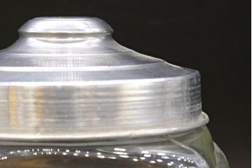 アンティーク雑貨　当時物　デッドストック　アルミ蓋　大・中・小　色々な用途に使える蓋付きガラス瓶3個セット(角瓶、角型、キャニスター、ガラスビン、菓子瓶、硝子、小物入れ、ディスプレイ雑貨、古道具、店舗什器、フタ付き)(R-076454)