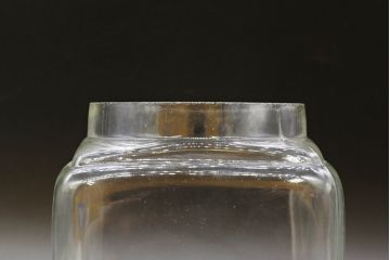 アンティーク雑貨　当時物　デッドストック　アルミ蓋　大・中・小　色々な用途に使える蓋付きガラス瓶3個セット(角瓶、角型、キャニスター、ガラスビン、菓子瓶、硝子、小物入れ、ディスプレイ雑貨、古道具、店舗什器、フタ付き)(R-076454)