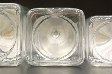 アンティーク雑貨　当時物　デッドストック　アルミ蓋　大・中・小　色々な用途に使える蓋付きガラス瓶3個セット(角瓶、角型、キャニスター、ガラスビン、菓子瓶、硝子、小物入れ、ディスプレイ雑貨、古道具、店舗什器、フタ付き)(R-076454)