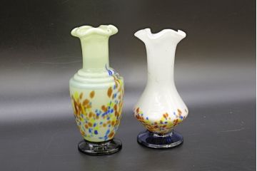 昭和レトロ　戦前　大正　可愛らしいデザインの古いマーブルガラス花瓶2個セット(フリル、色被せ、一輪挿し、花入、花器、硝子、吹きガラス)(R-076455)