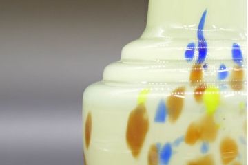昭和レトロ　戦前　大正　可愛らしいデザインの古いマーブルガラス花瓶2個セット(フリル、色被せ、一輪挿し、花入、花器、硝子、吹きガラス)(R-076455)