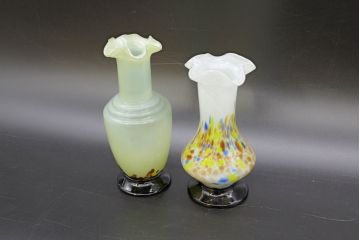 昭和レトロ　戦前　大正　可愛らしいデザインの古いマーブルガラス花瓶2個セット(フリル、色被せ、一輪挿し、花入、花器、硝子、吹きガラス)(R-076456)