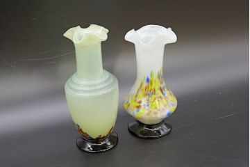 昭和レトロ　戦前　大正　可愛らしいデザインの古いマーブルガラス花瓶2個セット(フリル、色被せ、一輪挿し、花入、花器、硝子、吹きガラス)(R-076456)
