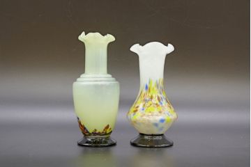 昭和レトロ　戦前　大正　可愛らしいデザインの古いマーブルガラス花瓶2個セット(フリル、色被せ、一輪挿し、花入、花器、硝子、吹きガラス)(R-076456)