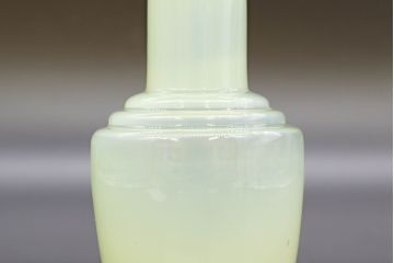 昭和レトロ　戦前　大正　可愛らしいデザインの古いマーブルガラス花瓶2個セット(フリル、色被せ、一輪挿し、花入、花器、硝子、吹きガラス)(R-076456)