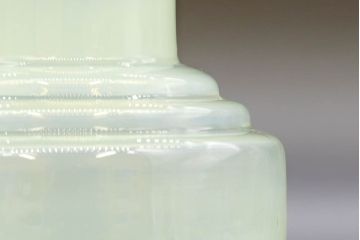 昭和レトロ　戦前　大正　可愛らしいデザインの古いマーブルガラス花瓶2個セット(フリル、色被せ、一輪挿し、花入、花器、硝子、吹きガラス)(R-076456)