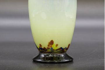 昭和レトロ　戦前　大正　可愛らしいデザインの古いマーブルガラス花瓶2個セット(フリル、色被せ、一輪挿し、花入、花器、硝子、吹きガラス)(R-076456)