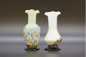 昭和レトロ　戦前　大正　可愛らしいデザインの古いマーブルガラス花瓶2個セット(フリル、色被せ、一輪挿し、花入、花器、硝子、吹きガラス)(R-076457)