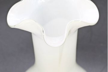 昭和レトロ　戦前　大正　可愛らしいデザインの古いマーブルガラス花瓶2個セット(フリル、色被せ、一輪挿し、花入、花器、硝子、吹きガラス)(R-076457)