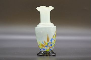 昭和レトロ　戦前　大正　可愛らしいデザインの古いマーブルガラス花瓶2個セット(フリル、色被せ、一輪挿し、花入、花器、硝子、吹きガラス)(R-076458)