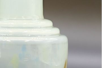 昭和レトロ　戦前　大正　可愛らしいデザインの古いマーブルガラス花瓶2個セット(フリル、色被せ、一輪挿し、花入、花器、硝子、吹きガラス)(R-076458)