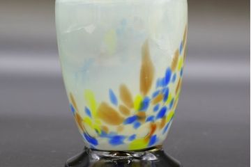 昭和レトロ　戦前　大正　可愛らしいデザインの古いマーブルガラス花瓶2個セット(フリル、色被せ、一輪挿し、花入、花器、硝子、吹きガラス)(R-076458)
