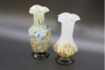 昭和レトロ　戦前　大正　可愛らしいデザインの古いマーブルガラス花瓶2個セット(フリル、色被せ、一輪挿し、花入、花器、硝子、吹きガラス)(R-076459)