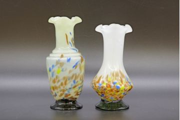 昭和レトロ　戦前　大正　可愛らしいデザインの古いマーブルガラス花瓶2個セット(フリル、色被せ、一輪挿し、花入、花器、硝子、吹きガラス)(R-076459)