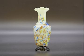 昭和レトロ　戦前　大正　可愛らしいデザインの古いマーブルガラス花瓶2個セット(フリル、色被せ、一輪挿し、花入、花器、硝子、吹きガラス)(R-076459)
