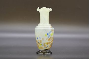 昭和レトロ　戦前　大正　可愛らしいデザインの古いマーブルガラス花瓶2個セット(フリル、色被せ、一輪挿し、花入、花器、硝子、吹きガラス)(R-076459)
